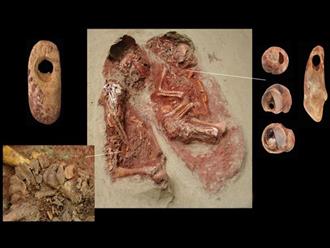 Qua hơn mười mấy nghìn năm, hài cốt hai đứa trẻ vẫn còn 'đỏ máu' và phát hiện bất ngờ của các nhà khảo cổ