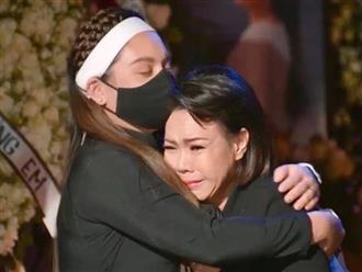 Nóng: Việt Hương ôm chầm lấy Wendy khóc nức nở trong đám tang, lần đầu kể về những ngày Phi Nhung điều trị tại bệnh viện