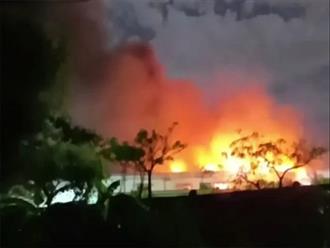 Cháy lớn kho phế liệu trong khu công nghiệp Phúc Khánh, Thái Bình, lửa đỏ rực bao trùm nhà kho