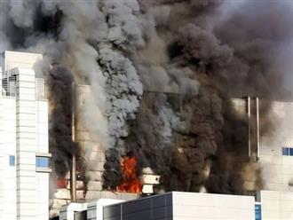 Cháy lớn tại nhà máy sản xuất pin, 1 người chết, 6 người bị thương vẫn còn 21 người bị mắc kẹt trong ‘biển lửa’