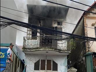 Cháy nhà dân 2 tầng ở Hà Nội, hàng xóm hoảng loạn phá cửa giúp gia chủ vận chuyển đồ đạc và chữa cháy