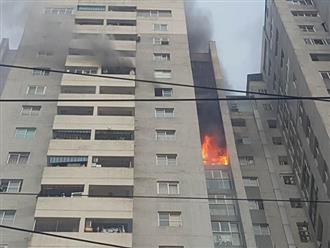 Cháy tầng 14 chung cư The Vesta, khói lửa bốc cao ngun ngút, căn hộ không có người nhà
