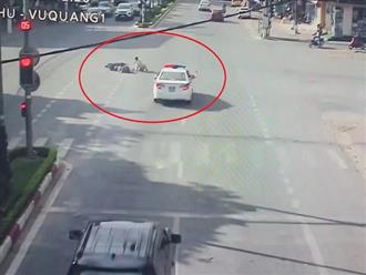Clip thót tim: Cảnh sát lao mình vào đầu xe nữ tài xế cản cô gái chạy vào đoàn xe ưu tiên