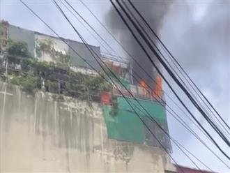 Hà Nội lại xảy ra cháy, khói lửa bốc cao ngùn ngụt trên tầng thượng của một nhà dân