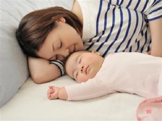Khi dỗ con ngủ mẹ nhớ tránh xa những việc này kẻo gây ảnh hưởng đến sự phát triển trí não và chiều cao của con trẻ