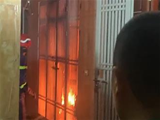 Nóng: Lại cháy nhà 5 tầng trong ngõ nhỏ tại Hà Nội, ‘quỷ lửa’ bao trùm cả tầng 1 và tầng 2 ngôi nhà