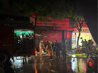 Quận Thanh Xuân lại cháy lớn tại một kho hàng, lực lượng chức năng phá cửa dập lửa ‘cứu tài sản’