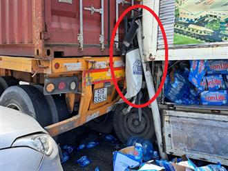 Tài xế tử vong trong cabin bẹp dúm, cả xe tải và ôtô 4 chỗ đều bung đầu sau tai nạn liên hoàn với container