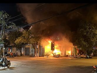 TP Hà Tĩnh cháy lớn tại cơ sở kinh doanh dịch vụ giải khát, ngọn lửa bùng phát dữ dội, nhiều đồ dùng bị thiêu rụi