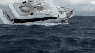 Khoảnh khắc siêu du thuyền dài 40 mét bất ngờ chìm nghỉm trên biển Địa Trung Hải