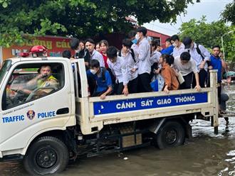 Trời mưa to, ngập sâu, CSGT dùng xe chuyên dụng chở thí sinh đi thi THPT