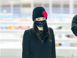 Jennie lên đường dự Paris Fashion Week, bông hoa đỏ cài mũ trông như "lạc lối" ở đâu ra