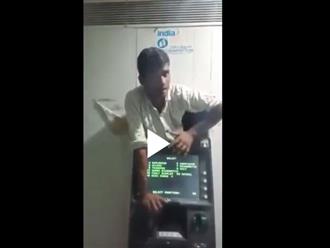 "Cười ra nước mắt": Đi ăn trộm trong lúc say rượu, người đàn ông bị mắc kẹt trong máy ATM