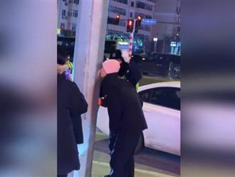 Dùng lưỡi liếm vào cột đèn giữa trời lạnh giá, nam thanh niên "gặp nạn" khiến cảnh sát phải giải cứu