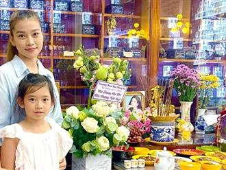 Bạn thân đưa con gái Mai Phương lên chùa thắp hương cúng giỗ 3 năm cho mẹ, tiết lộ niềm vui mới về bé Lavie
