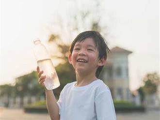 Trẻ uống bao nhiêu nước là đủ, cha mẹ chú ý 3 khoảng thời gian không nên cho trẻ uống nước