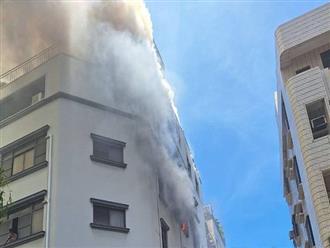 Cháy lớn tòa nhà 6 tầng khói dày đặc bốc lên, 6 người bị mắc kẹt, một người mắc kẹt trong thang máy đã tử vong 