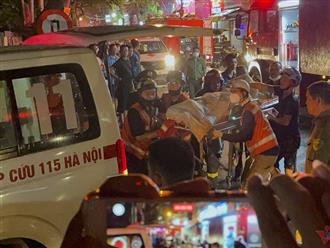 Cháy nhà ở phố Định Công Hạ, đã tìm được 4 thi thể trong đám cháy, 3 xe cứu thương chở nạn nhân rời hiện trường