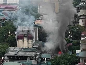Lại cháy nhà ở kết hợp kinh doanh tại Hà Nội, hồi hộp giây phút giải cứu cụ bà 92 tuổi thoát khỏi tầng 2 đang cháy rực, khói bốc lên cao 
