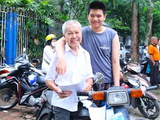 Xúc động hình ảnh cha già 80 tuổi đồng hành cùng con trai trong kỳ thi vào lớp 10 ở Hà Nội