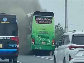 Cháy xe khách trên trên cao tốc Pháp Vân - Cầu Giẽ, 10 người tháo chạy thoát nạn