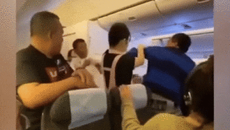 Bị giành mất ghế trên máy bay, 2 người đàn ông lao vào đánh nhau mặc cho sự can ngăn của các tiếp viên 
