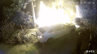 Châm lửa dọn cây khô trước nhà, người phụ nữ suýt thiêu rụi chiếc xe ô tô của hàng xóm 