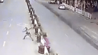 Dùng súng cao su bắn vỡ camera giao thông, người đàn ông nhận kết đắng cho hành động gây phẫn nộ 