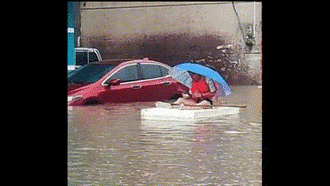 Mưa xối xả không ngớt gây ngập lụt nghiêm trọng, người dân phải di chuyển bằng thuyền xốp tự chế gây hot mạng xã hội 