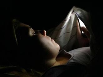 3 thói quen trước khi đi ngủ còn hại hơn thức khuya, hàng triệu người Việt thường làm