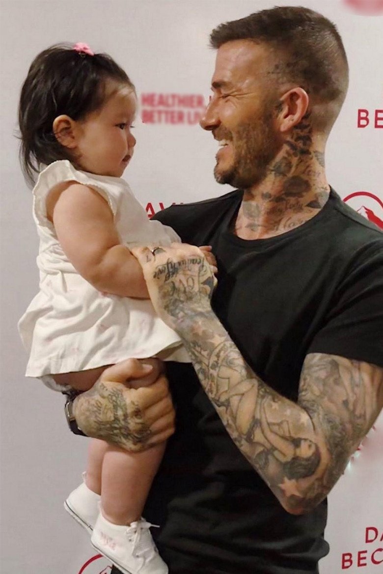 Bé gái 4 tuổi từng được David Beckham bế và khen xinh: Nay đã là mẫu nhí tài năng, được mẹ dạy bảo ngoan ngoãn từ nhỏ  - Ảnh 1