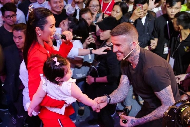 Bé gái 4 tuổi từng được David Beckham bế và khen xinh: Nay đã là mẫu nhí tài năng, được mẹ dạy bảo ngoan ngoãn từ nhỏ  - Ảnh 2
