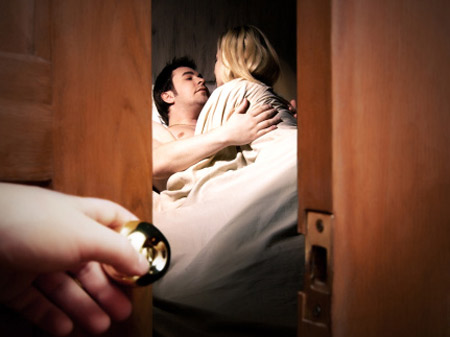 5 điều thầm kín đàn ông ngoại tình muốn che giấu vợ - Ảnh 1