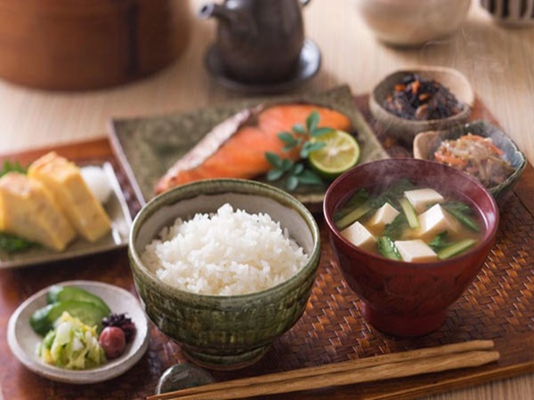 Thường xuyên ăn cơm nhưng vì sao người Nhật hiếm khi béo phì, lại còn sống thọ bậc nhất thế giới? Hóa ra cách họ tiêu thụ gạo cũng rất đáng để học tập - Ảnh 1