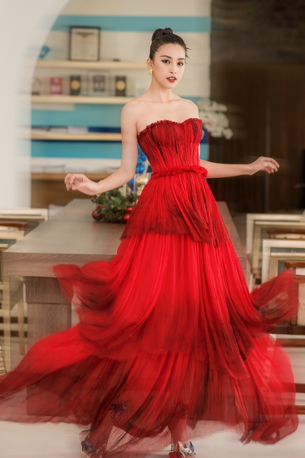 Hoa hậu Tiểu Vy, Kiều Loan đọ sắc với đầm đỏ rực trong sự kiện - Ảnh 3