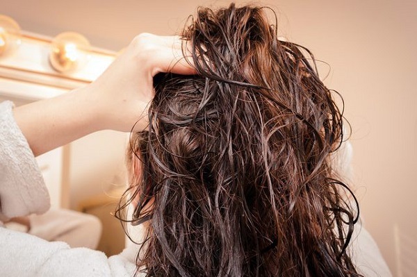 Những biện pháp đơn giản giúp ngăn ngừa tóc hư tổn vào mùa đông - Ảnh 2