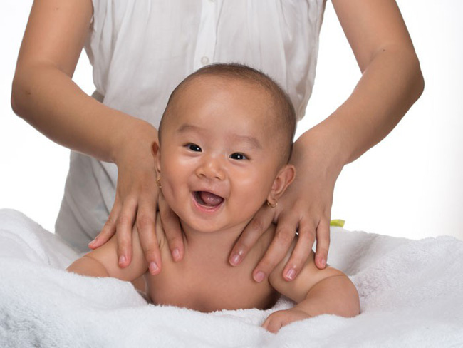 Bé 3 tháng tuổi chết sau khi massage, cảnh báo những trường hợp không được massage cho trẻ - Ảnh 3