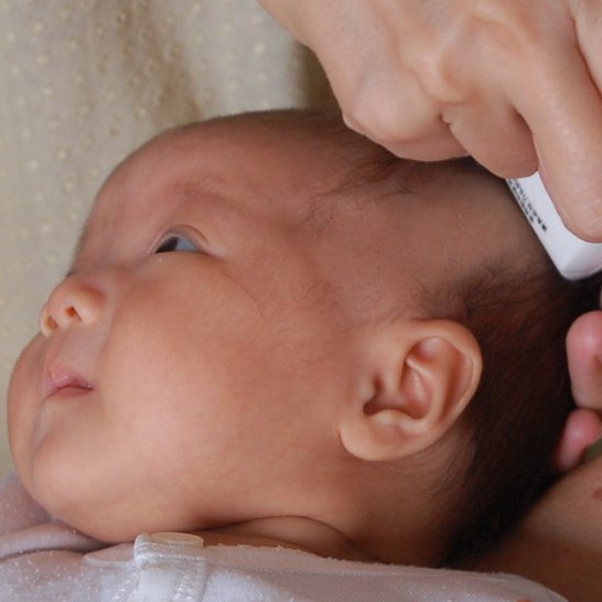 Cạo tóc máu cho bé - một trong những sai lầm phổ biến khi chăm sóc trẻ sơ sinh nhiều người vẫn mắc phải - Ảnh 1