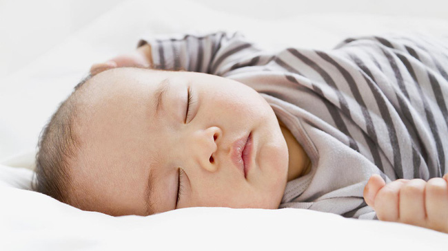 Không phải sờ vào tay hay chân, đây mới là vị trí để nhận biết chính xác nhất nhiệt độ cơ thể trẻ khi ngủ - Ảnh 2