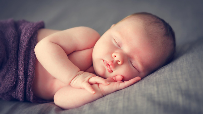 Nhìn số thời gian ngủ cho bé theo từng độ tuổi được khuyến cáo dưới đây, hẳn nhiều mẹ sẽ giật mình vì con đang thiếu ngủ trầm trọng - Ảnh 1