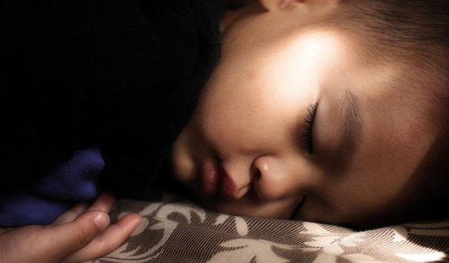 Nhìn số thời gian ngủ cho bé theo từng độ tuổi được khuyến cáo dưới đây, hẳn nhiều mẹ sẽ giật mình vì con đang thiếu ngủ trầm trọng - Ảnh 4
