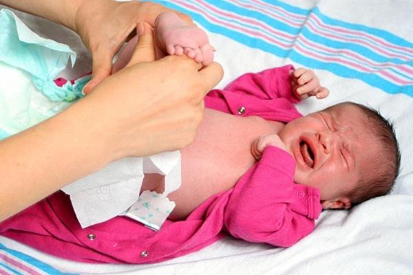 Trẻ sơ sinh bị tiêu chảy: Dấu hiệu và cách khắc phục - Ảnh 2