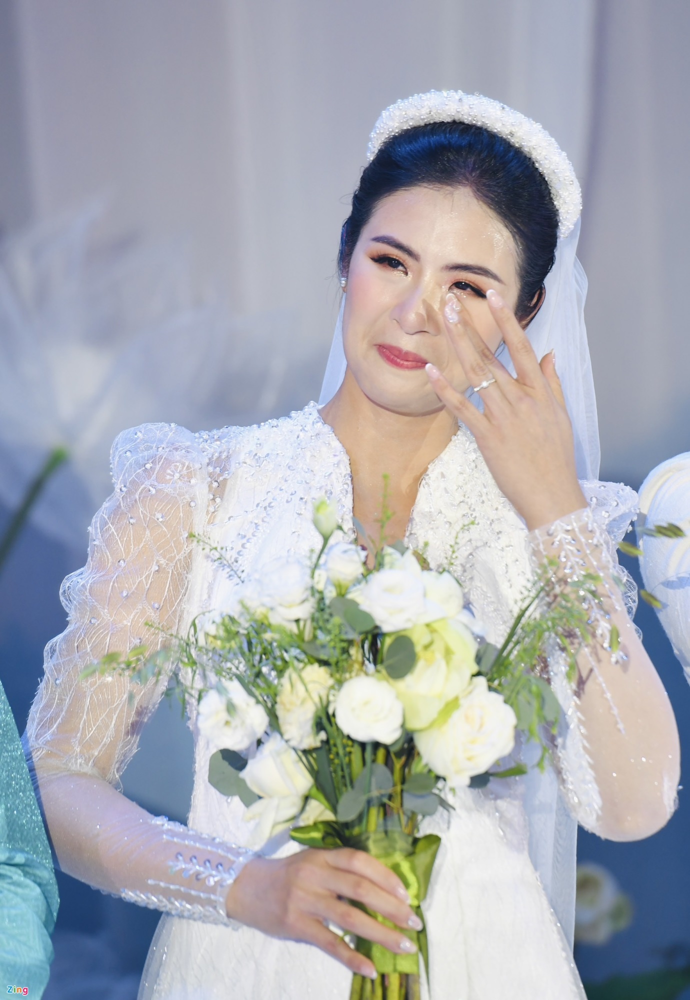 Khách mời tặng phích nước, gạo cho vợ chồng Hoa hậu Ngọc Hân tại lễ cưới - Ảnh 8