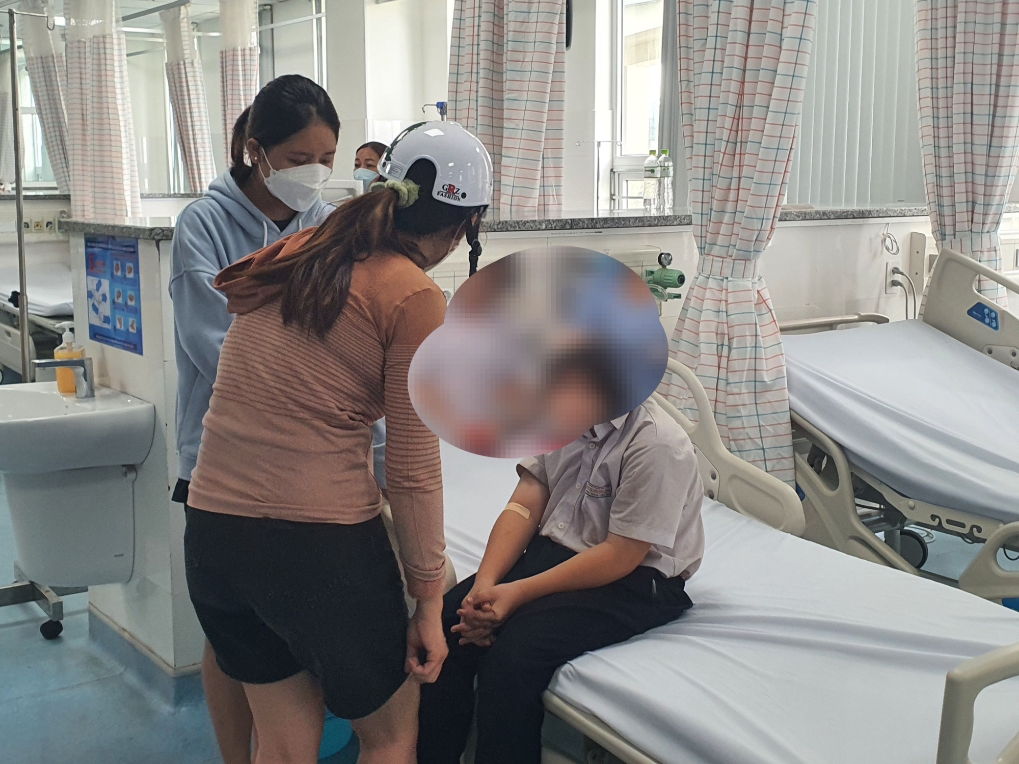 Bà Rịa-Vũng Tàu: Gần 20 học sinh nhập viện sau khi ăn gà rán, trà sữa liên hoan cuối năm - Ảnh 2