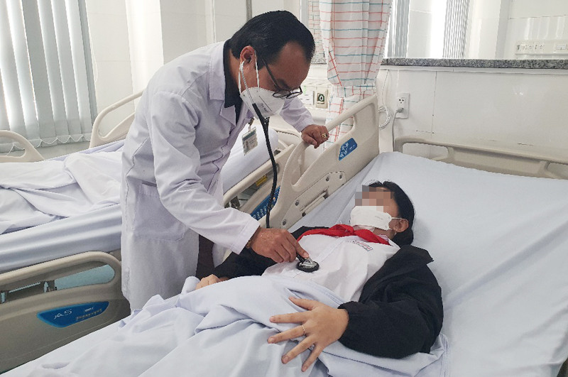 Bà Rịa-Vũng Tàu: Gần 20 học sinh nhập viện sau khi ăn gà rán, trà sữa liên hoan cuối năm - Ảnh 1