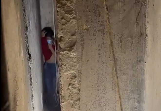 Lào Cai: Nghẹt thở giải cứu bé gái 9 tuổi kẹt giữa khe tường rộng 25 cm - Ảnh 1