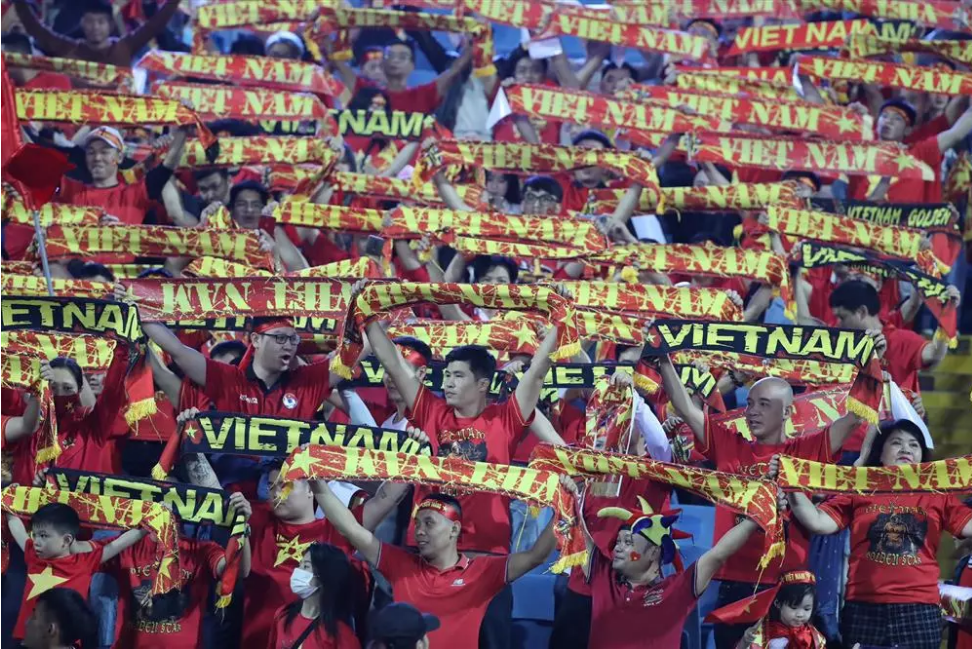 'Chảo lửa' Mỹ Đình như 'nổ tung' khi Tiến Linh ghi bàn mở tỷ số cho đội tuyển Việt Nam - Ảnh 1