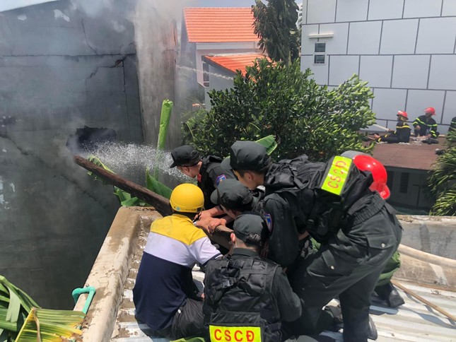 Cháy lớn ở căn nhà 2 lầu tại Ninh Thuận, 3 mẹ con bị mắc kẹt bên trong chưa rõ sống chết ra sao  - Ảnh 3