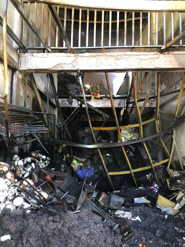 Cháy lớn ở căn nhà 2 lầu tại Ninh Thuận, 3 mẹ con bị mắc kẹt bên trong chưa rõ sống chết ra sao  - Ảnh 4