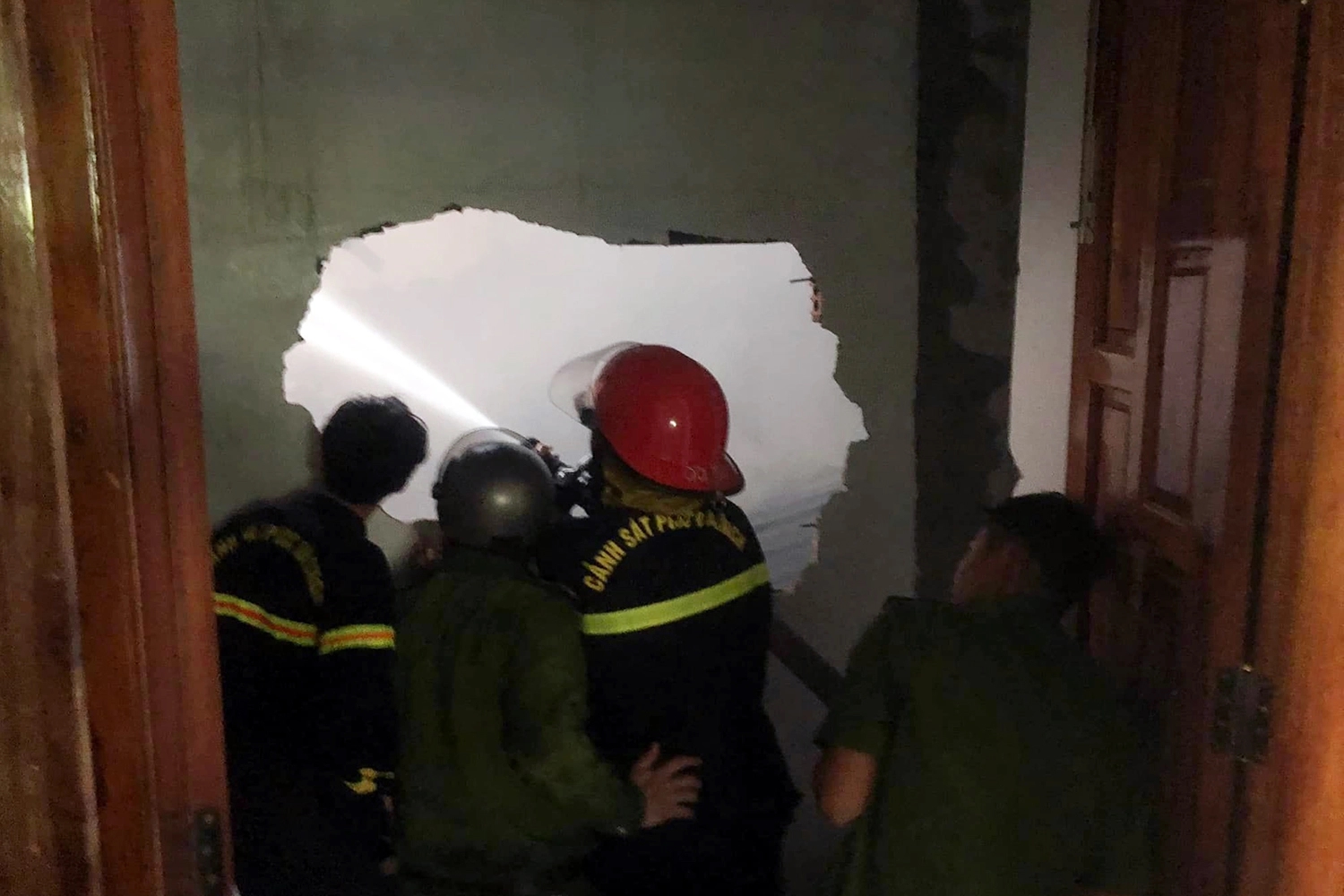 Cháy lớn ở căn nhà 2 lầu tại Ninh Thuận, 3 mẹ con bị mắc kẹt bên trong chưa rõ sống chết ra sao  - Ảnh 2